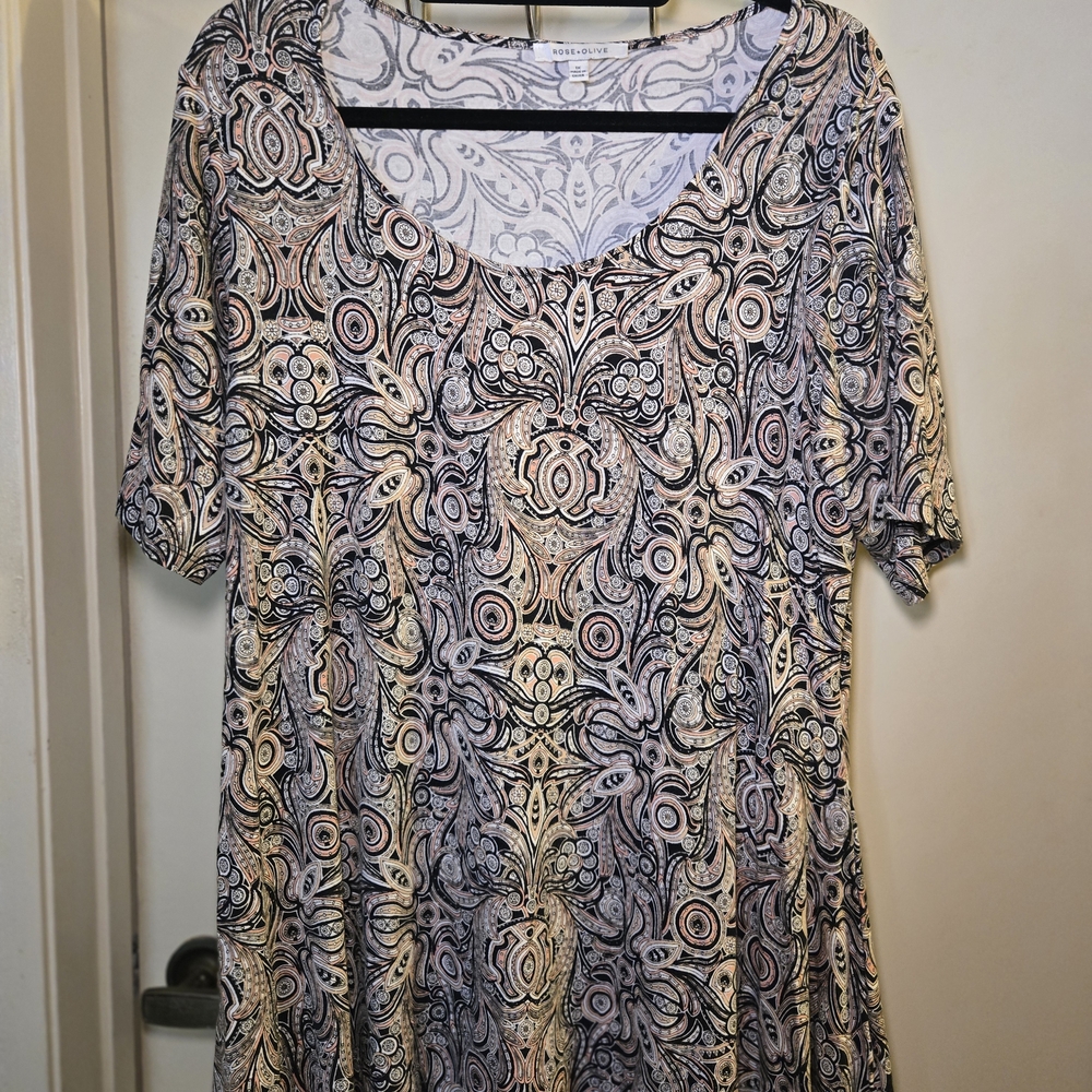Rose‎ & Olive Black and Cream Paisley Short Sleeve Top